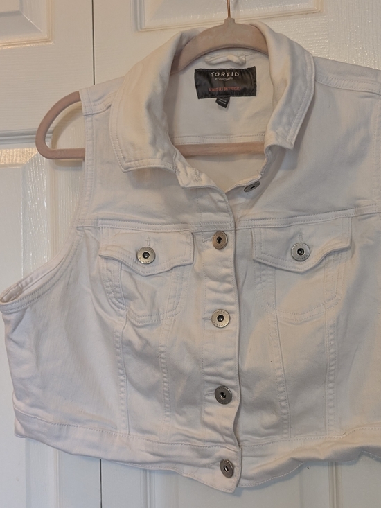 torrid Tops - Torrid White Denim Cropped Vest Size 0 Button Front Jean Vest